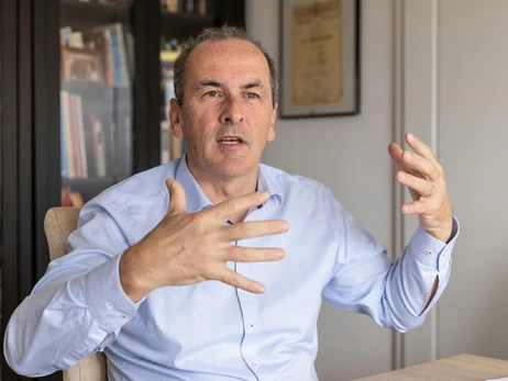 Танець майбутнього міністра охорони здоровʼя Угорщини став вірусним, він відреагував