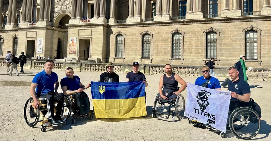 Украинские ветераны одолели 42 км на колесных креслах на марафоне в Париже