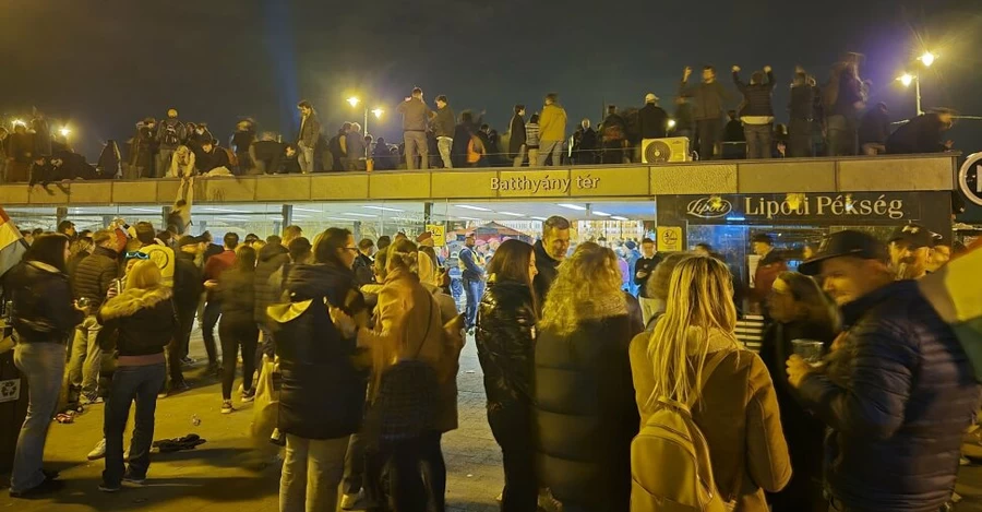 В Будапеште толпа праздновала поражение Орбана и победу Мадяра, - видео