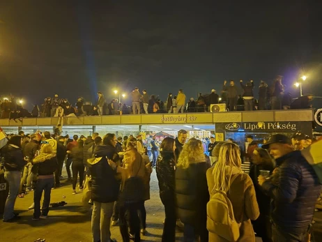В Будапеште толпа праздновала поражение Орбана и победу Мадяра, - видео