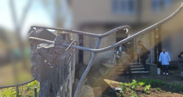 Росіяни атакували лікарню в Херсоні, постраждали медпрацівники