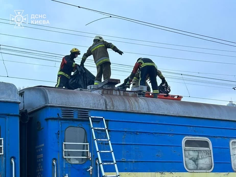 Лікарі борються за життя хлопця, який вижив після ураження струмом на даху потяга в Києві 29 березня