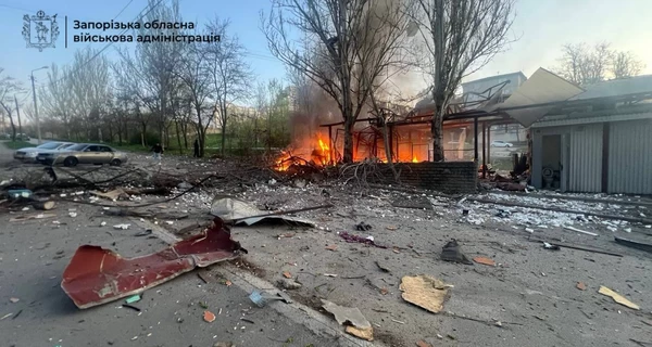 Росіяни вдарили по Запоріжжю, поціливши у підприємство та зупинку, загинула жінка