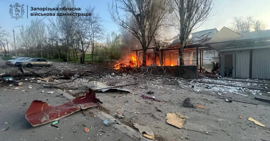 Росіяни вдарили по Запоріжжю, поціливши у підприємство та зупинку, загинула жінка
