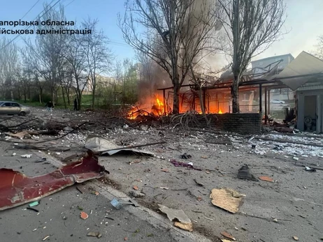 Россияне ударили по Запорожью, попали в предприятие и остановку, погибла женщина