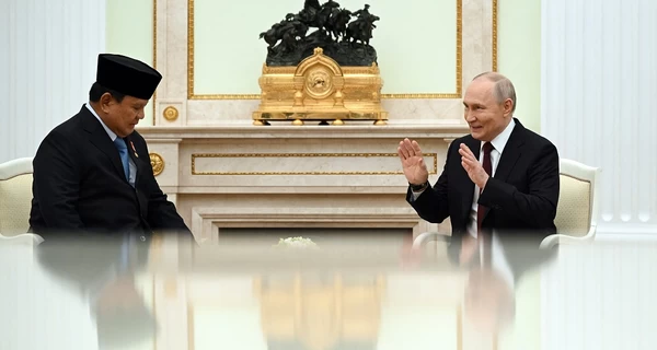 «Человек-эмодзи» в коротких штанишках: Daily Star - про странный вид Путина на встрече с президентом Индонезии 