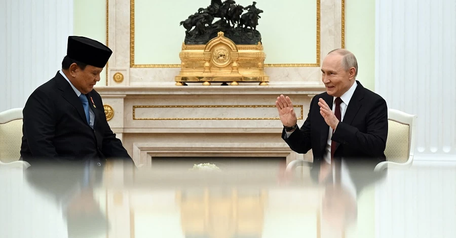 «Людина-емодзі» у коротких штанцях: Daily Star - про дивний вигляд Путіна на зустрічі з президентом Індонезії 