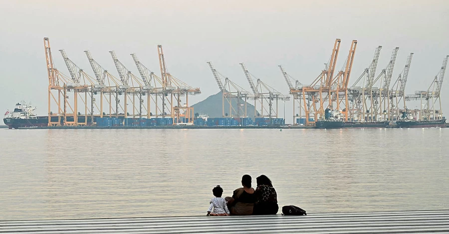 Судоходство в Ормузском проливе постепенно возобновляется, - СМИ