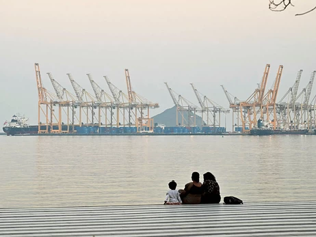 Судоходство в Ормузском проливе постепенно возобновляется, - СМИ