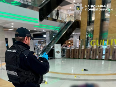 У столичному ТРЦ чоловік загинув після падіння з п’ятого поверху - поліція з’ясовує обставини