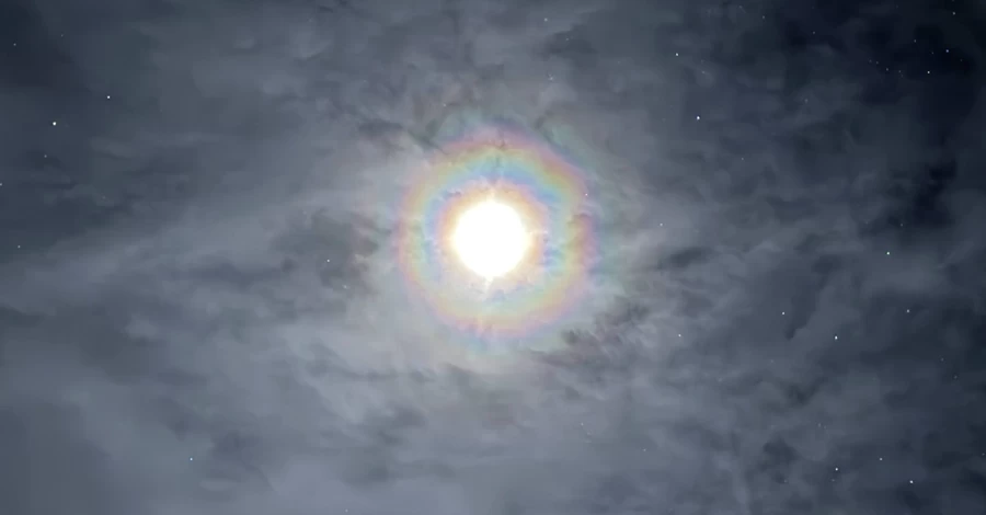 Полярники показали лунный венец над станцией 