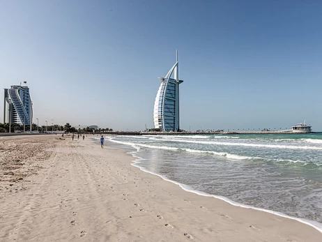 «Отель-парус» в Дубае, пострадавший от иранского дрона, закрывают на реставрацию