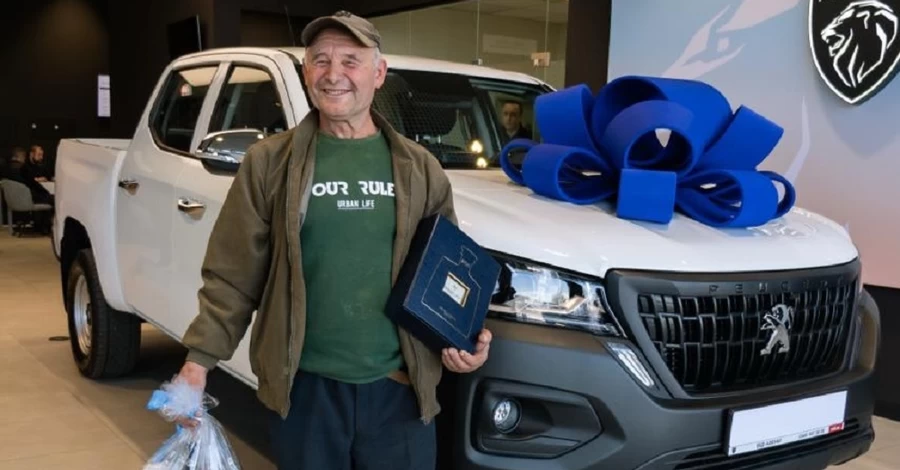 Від «Жигулів» із курми - до новенького пікапа: Гороховський виконав обіцянку, яку дав 70-річному переселенцю
