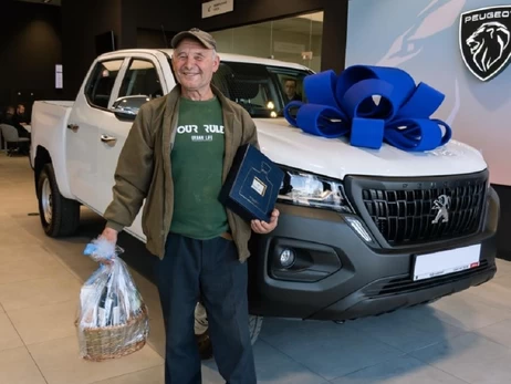 От «Жигулей» с курами – до новенького пикапа: Гороховский выполнил обещание, данное 70-летнему переселенцу