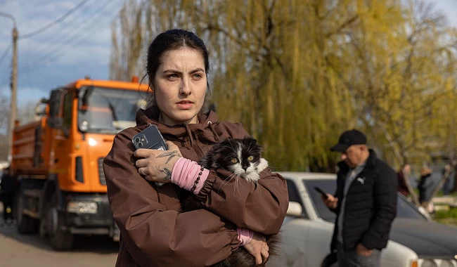 Одесситка со своим котом после ночных российских обстрелов