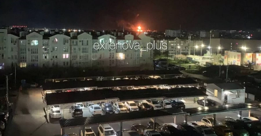 Вночі у Севастополі дронами був атакований порт, горить НПЗ