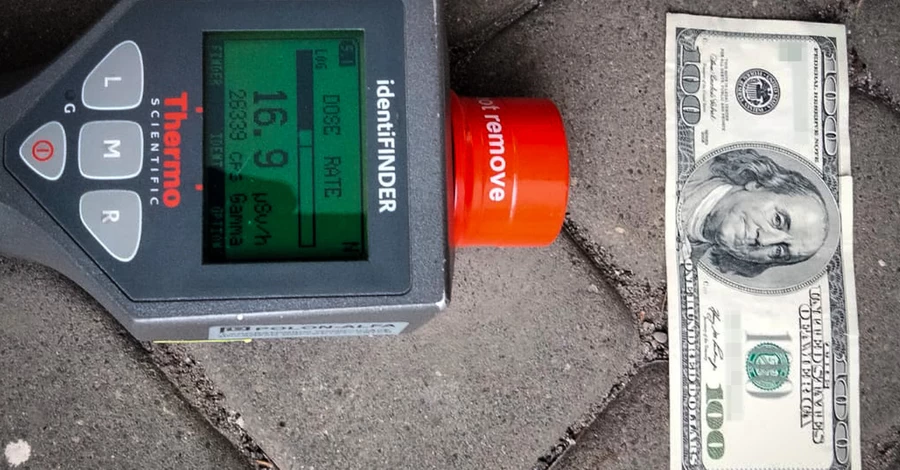 Пограничники не пустили украинку в Польшу из-за купюры с повышенным радиационным фоном