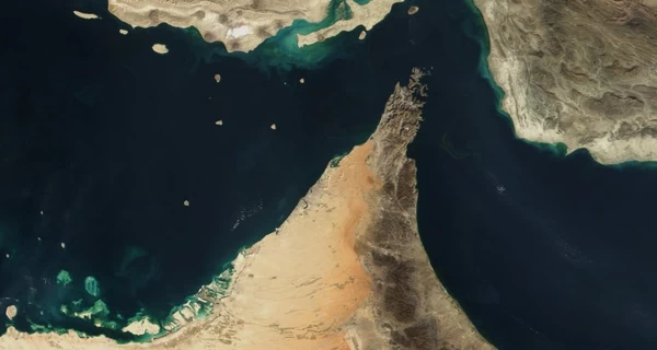 Іран почав обстрілювати кораблі, які намагалися пройти через Ормузьку протоку