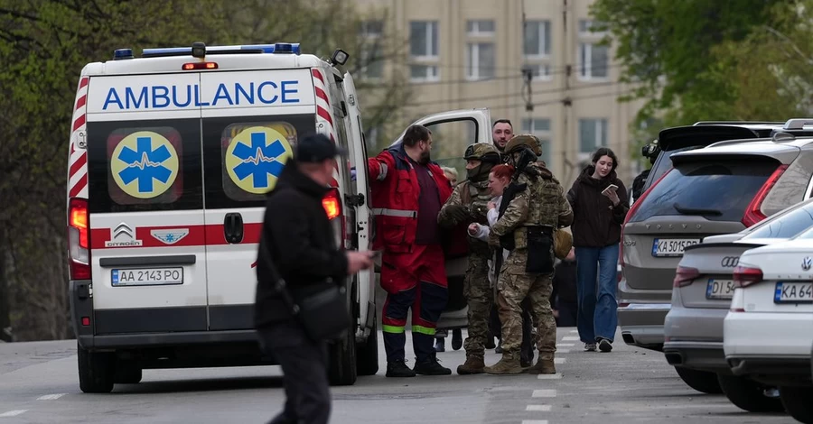 Глава МВС підтримав дозвіл на зброю цивільним після теракту у Києві