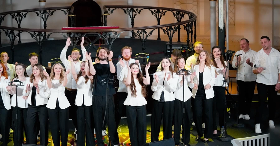 Солист хора «Гомин» сделал предложение возлюбленной на концерте в Нью-Йорке