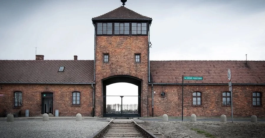 В Польше туристов из США и Канады задержали за проникновение в Освенцим