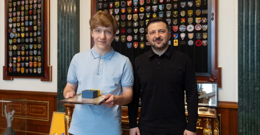 Зеленський зустрівся з 17-річним чемпіоном Європи з шахів Романом Дегтярьовим