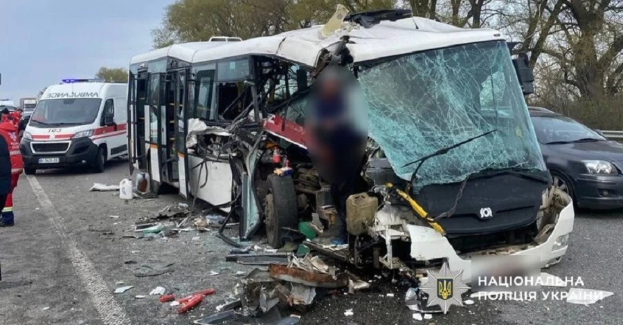 На трассе Киев-Харьков автобус с пассажирами влетел в грузовик