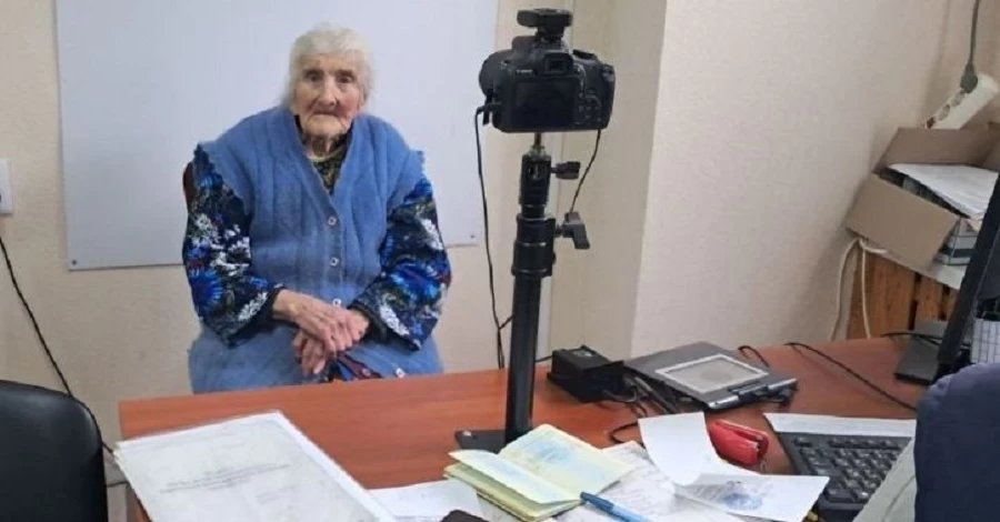 100-летняя жительница Славянска оформила загранпаспорт - едет в большое путешествие в Европу 