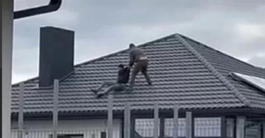 Возле Луцка при попытке мобилизации военный и гражданский упали с крыши