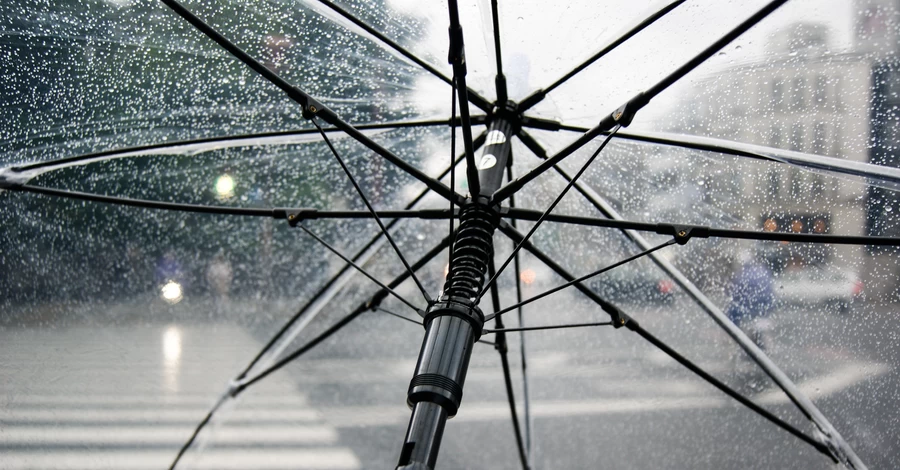 У Києві випав град, а область накрила пилова буря 