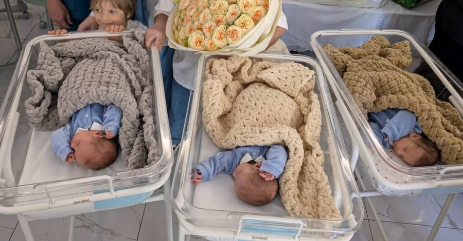 В Одессе выписали тройняшек, родившихся после обстрела роддома