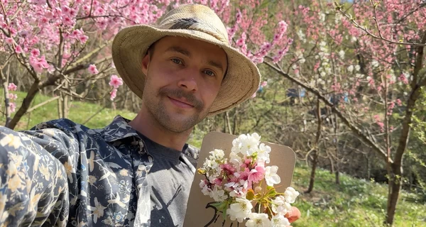 Будує хату з глини і запрошує військових у гості: історія «вільного фермера» із Закарпаття