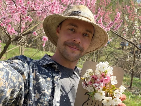 Будує хату з глини і запрошує військових у гості: історія «вільного фермера» із Закарпаття