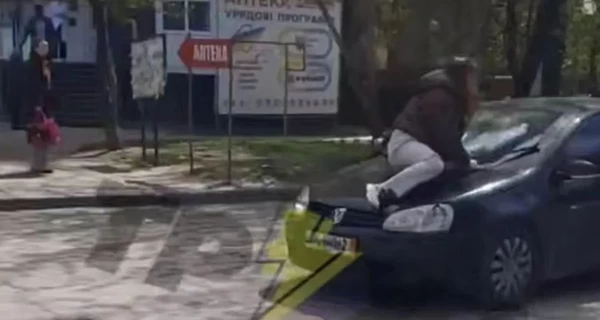Жінка, яка опинилася на капоті авто ТЦК, нібито 
