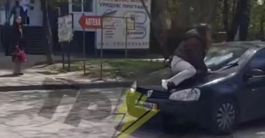 Жінка, яка опинилася на капоті авто ТЦК, нібито 