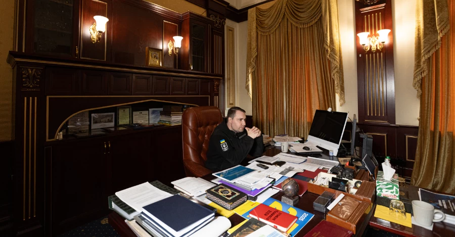 На столі Буданова помітили червоний блокнот з нецензурним написом