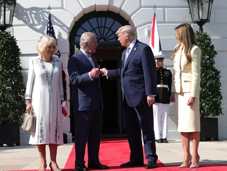 «Битва рукопожатий»: Король Чарльз не дал Дональду Трампу доминировать во время встречи