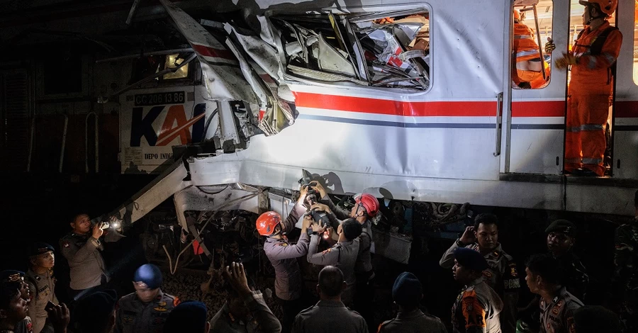 В Индонезии столкнулись два поезда, 14 человек погибли, более 80 - ранены