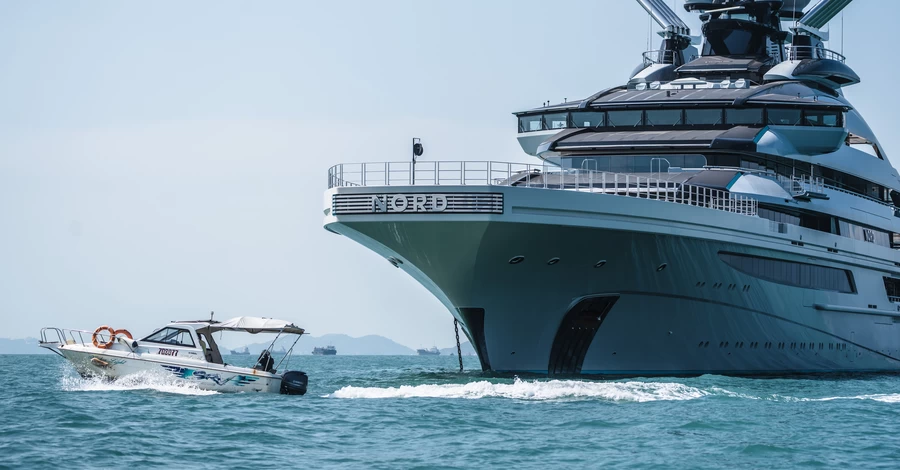 Супер'яхта близького до Путіна російського олігарха вільно пройшла крізь заблоковану Ормузьку протоку