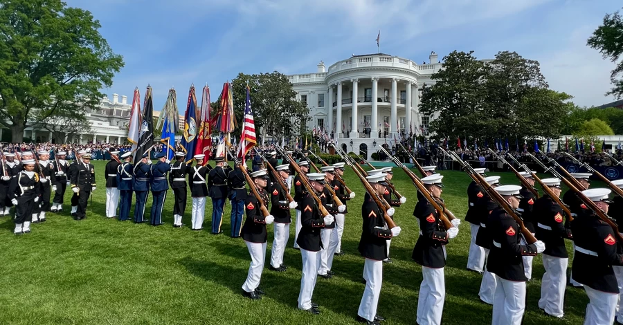 Трамп устроил в Белом доме военный парад в честь короля Великобритании Чарльза III