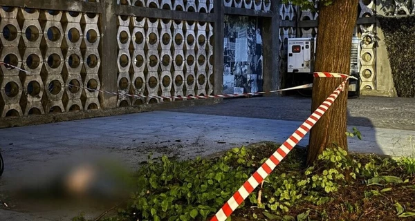 Со смотровой площадки львовской ратуши выбросился иностранец – мужчина оставил записку