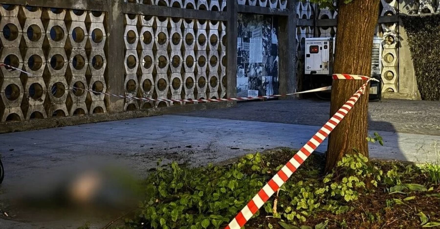 З оглядового майданчика львівської Ратуші викинувся іноземець - чоловік залишив записку