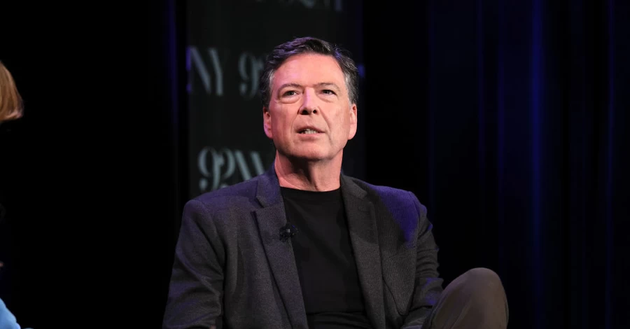 Экс-директору ФБР предъявили обвинение в угрозе жизни Трампа из-за фото ракушек