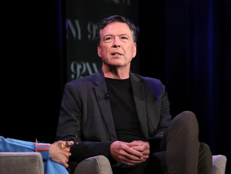 Экс-директору ФБР предъявили обвинение в угрозе жизни Трампа из-за фото ракушек