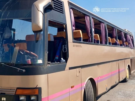 На Днепропетровщине под удар РФ попал автобус с десятками детей, есть раненые