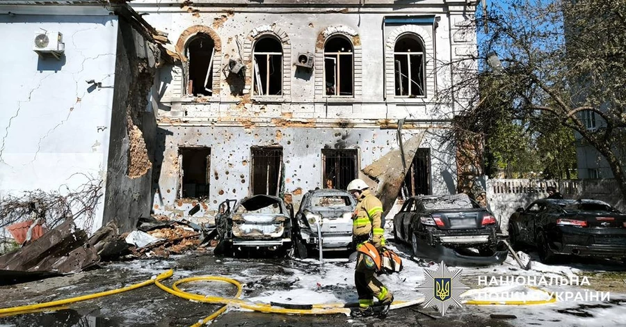 Російський дрон атакував центр Чернігова - є постраждалі, пошкоджено адмінбудівлю та авто