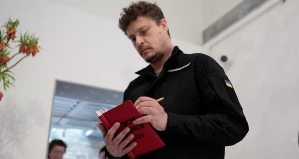 В российский павильон на Венецианской биеннале пришли с блокнотом Буданова «Список пид***сов»