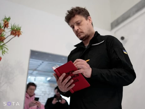 В российский павильон на Венецианской биеннале пришли с блокнотом Буданова «Список пид***сов»