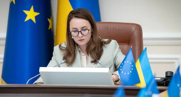 Кабмин снял запрет на выезд за границу для части женщин-чиновниц