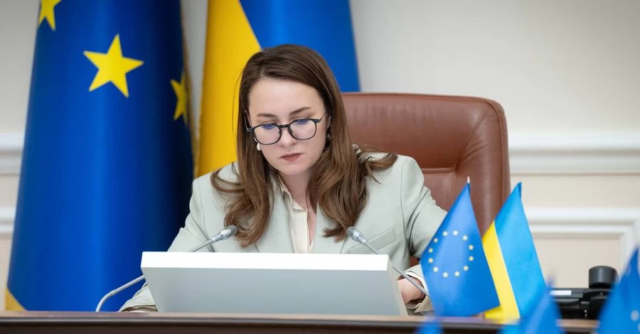 Кабмин снял запрет на выезд за границу для части женщин-чиновниц